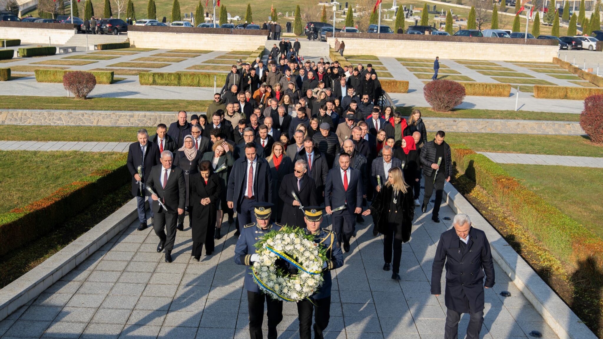 Bislimi bën homazhe te Kompleksi Memorial “Adem Jashari”, te memoriali i Isa Boletinit dhe te shtatorja e Ismail Qemailit