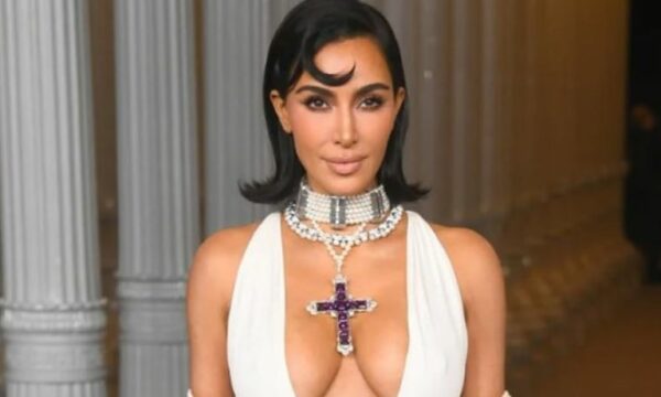 Vendosi kryqin e princeshë Diana, komentuesit shpërthejnë kundër Kim Kardashian