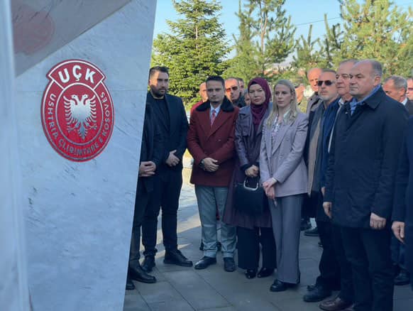 28 Nëntori – Hoxhaj bën homazhe te varrezat e dëshmorëve në Suharekë