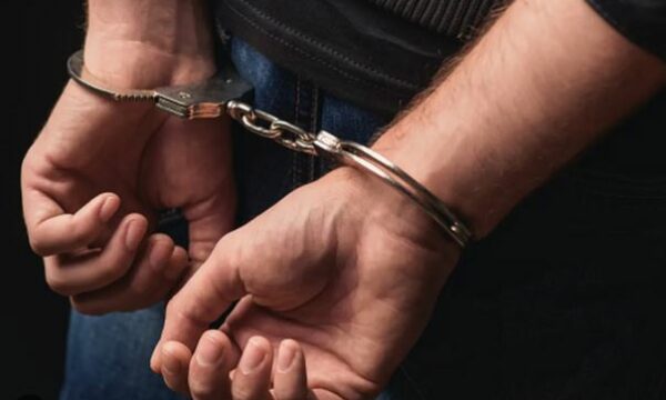 I maskuar grabiti 470 euro në një market në Pejë, arrestohet i dyshuari