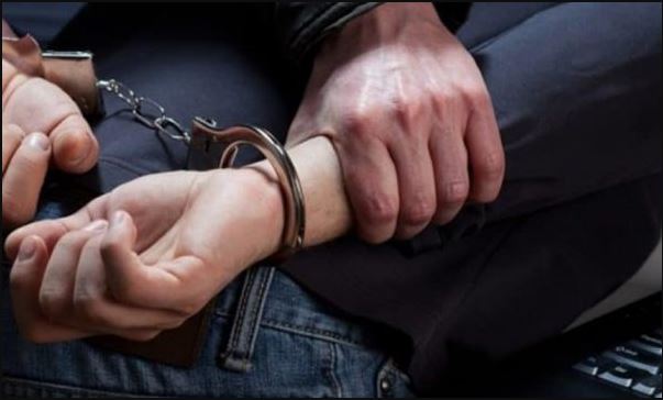 E shtantazhoi dhe e ngacmoi për disa muaj për shkak të një borxhi, arrestohet i dyshuari