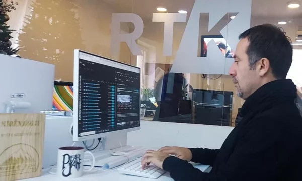 Del audioinçizimi i drejtorit të RTK’së Rrilind Gërvallës ku e implikon AKI’në që ia përcollën tekstin kundër mediave