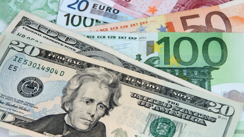 Dollari bie nën presionin e Trumpit, euro arrin nivelin më të lartë që nga viti 2021