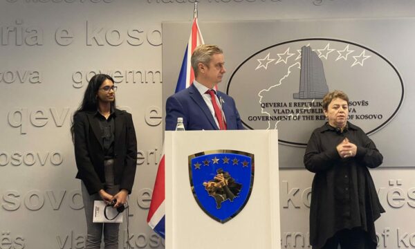 Ambasadori britanik në Kosovë: Dhuna me bazë gjinore problem global, qeveria të mbështes viktimat