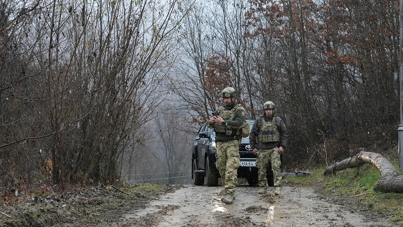 Pamje të kanalit të ujit një ditë pas sulmit, KFOR shihet në vendin e ngjarjes