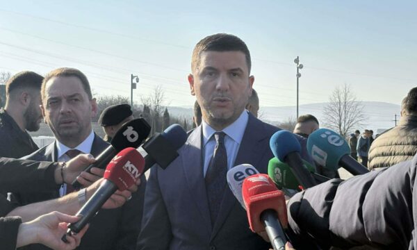 Krasniqi në Prekaz: Festë që na emocion pasi nuk i kemi në mesin tonë themeluesit dhe udhëheqësit e UÇK-së