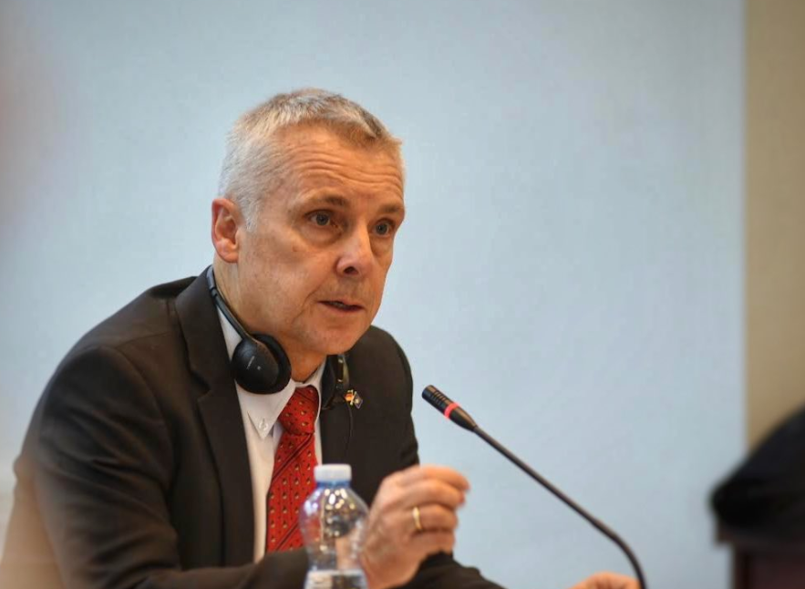 Rohde përgëzon policinë e Kosovës dhe atë gjermane për aksionin kundër bizneseve ‘Call Center’