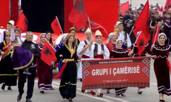 Nis Parada e Shqiptarëve në Tiranë, kryeqyteti i Shqipërisë i veshur kuq e zi