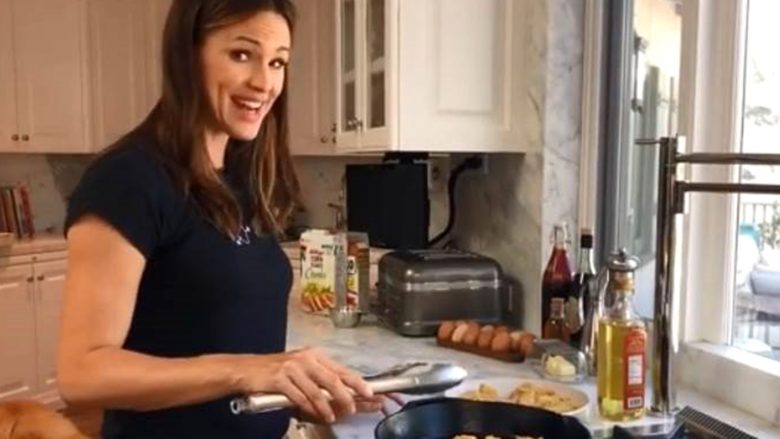 Jennifer Garner gatuan mish të shijshëm pule me limon