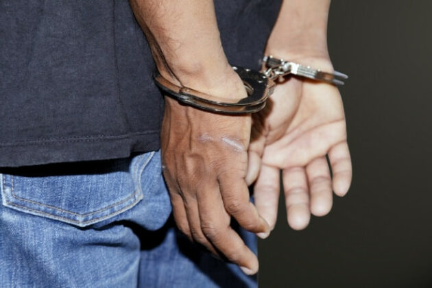 Tentoi t’i godiste me veturë dhe sulmoi zyrtarët policorë, ndalohet një person në Prishtinë
