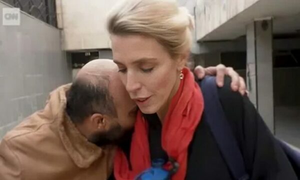 CNN filmoi momentin kur një burrë u lirua nga një burg sirian: O zot drita