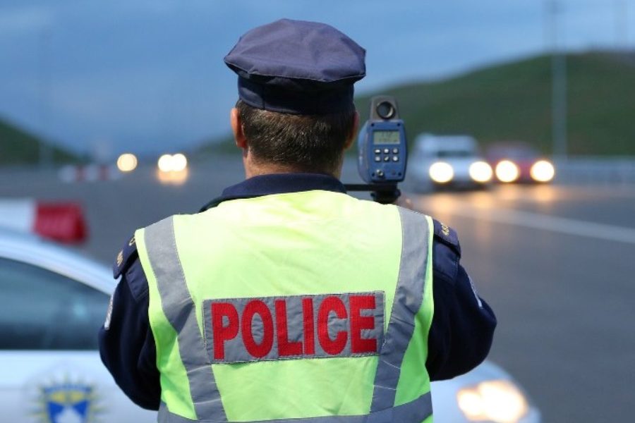 Policia shqiptoi 2215 gjoba trafiku për 24 orë