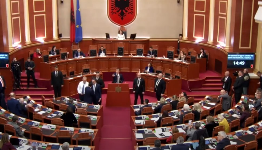 Një ditë para vizitës në Kosovë, sherr mes dy deputetëve në Kuvendin e Shqipërisë