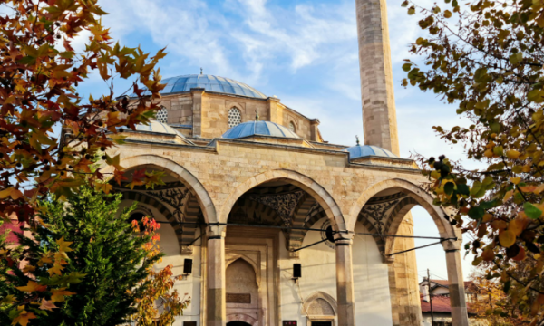 Vidhen para në një xhami në Viti