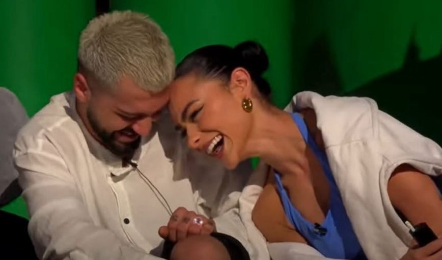Ndodh e papritura/ Gjesti e pështyn Eglin në fytyrë