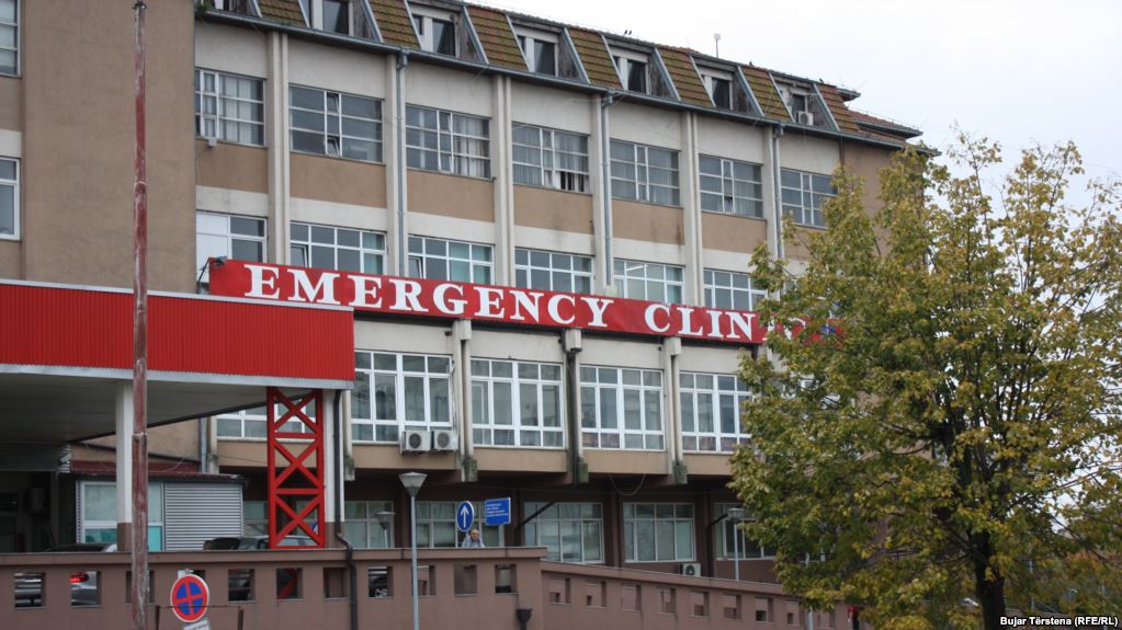 Burri ia kufizoi lirinë e lëvizjes gruas së tij në vendin e punës në QKUK, policia jep detaje