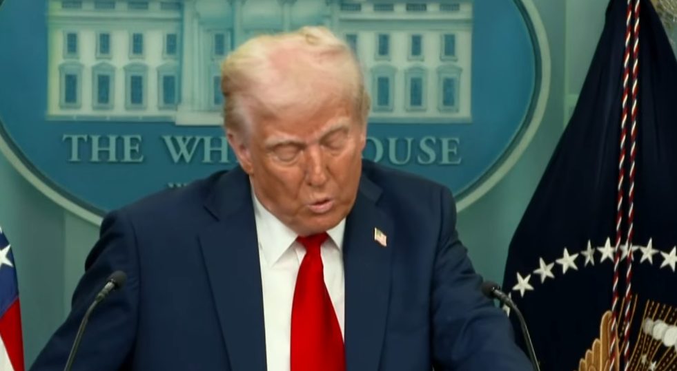 Trump nënshkruan urdhër ekzekutiv për ndalimin e pjesëmarrjes së transgjinorëve në sportet për femra