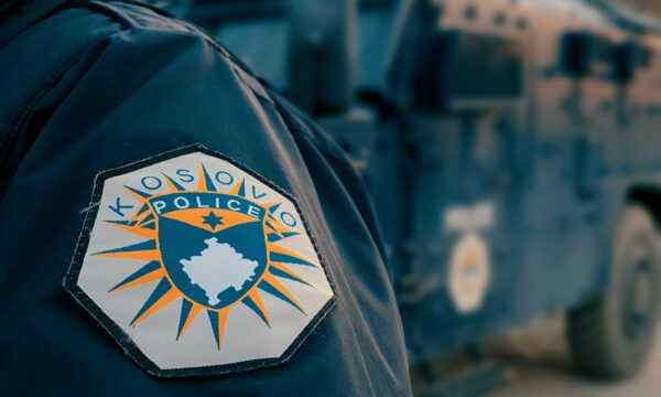 Aksion i Antidrogës në Kosovë: Sekuestrohet kokainë, armë dhe arrestohen pesë persona