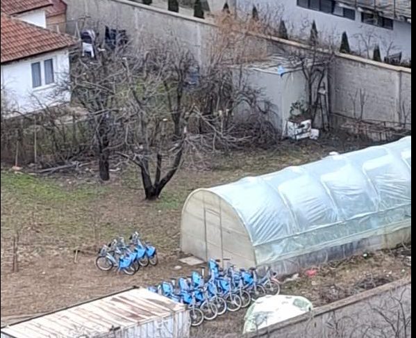 Biçikletat 3 mijë euroshe të Komunës në një oborr, Prishtina Parking jep sqarime