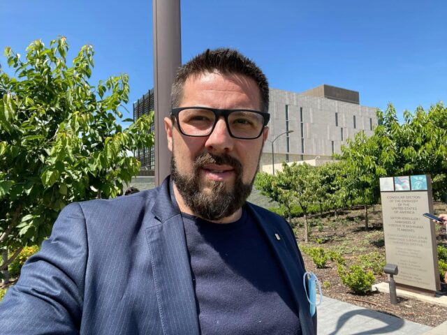 Dardan Krasniqi: Haxhiu do të duhej të këmbëngulë për të qene kryekuvendare sepse pushteti i saj buron nga vota, jo nga pazari i homologimeve, terminalëve, valës, postës e buxhetit!