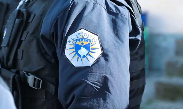 ​Postuan armë në rrjete sociale, arrestohen dy persona nё Pejё