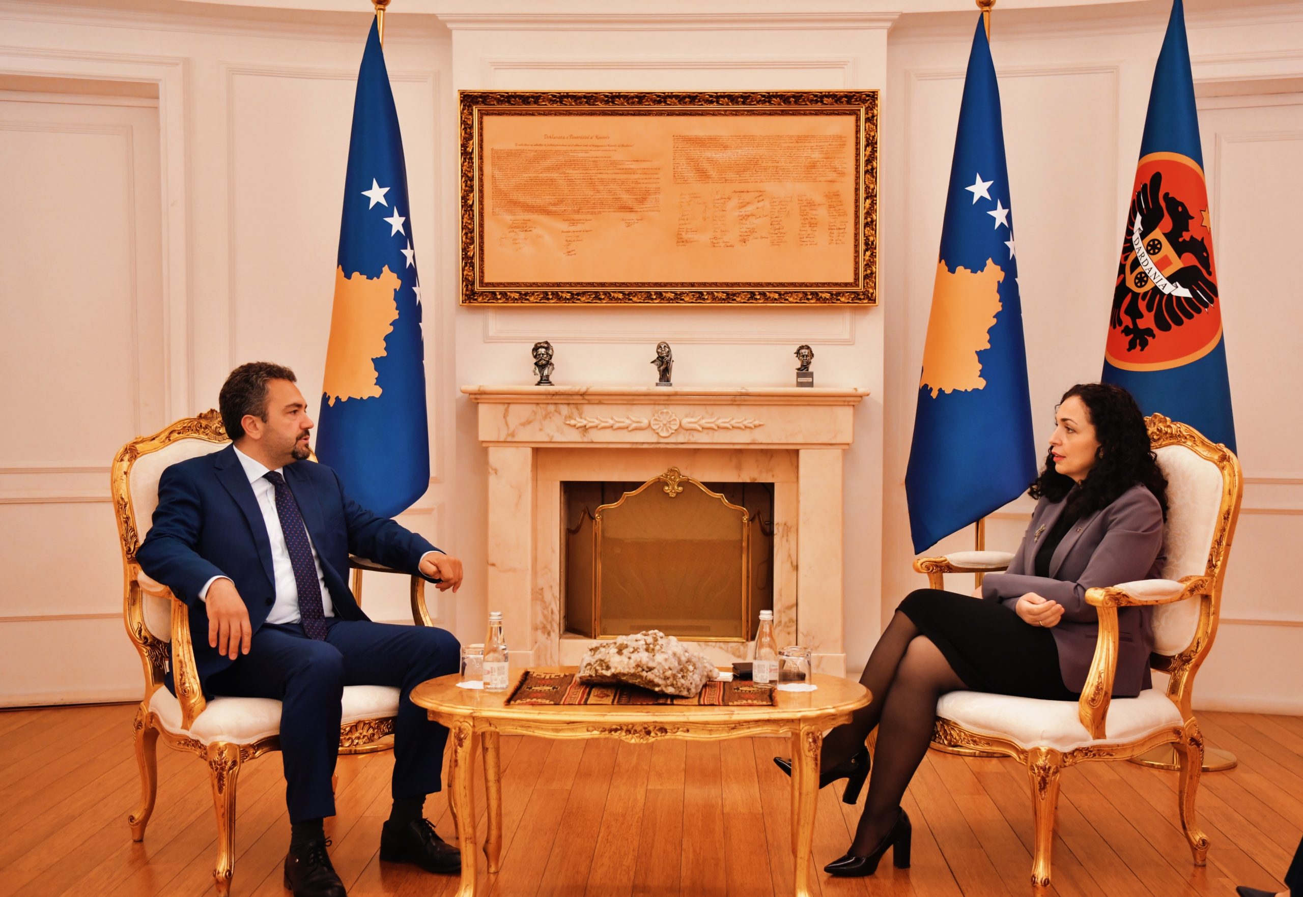 Radoniqi i KQZ’së raporton te Presidentja, thotë se po presin raport pse u dështoi faqja, Osmani kërkon numërim manual të secilës votë