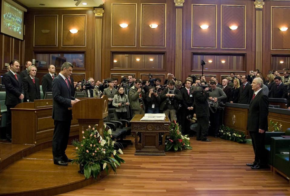 Momenti historik kur Thaçi shpalli Pavarësinë e Kosovës 17 vite më parë (VIDEO)