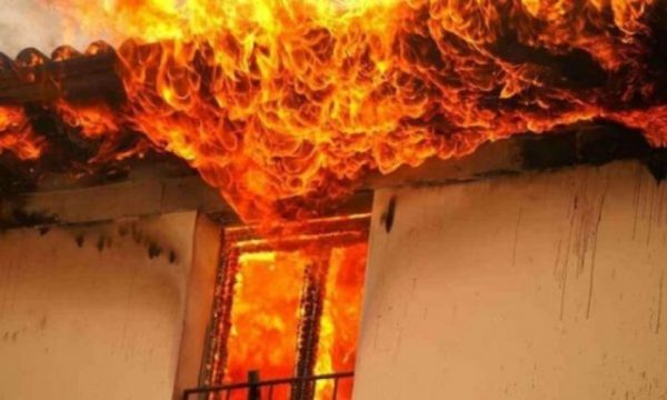 Kaplohet nga zjarri Qendra Tregtare në Bregun e Diellit, zjarrfikësit dhe policia në vendin e ngjarjes