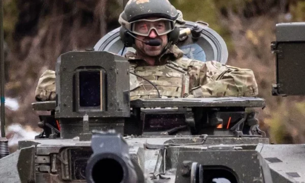 Princi William në një tank në Estoni: Çfarë mesazhi dërgoi?