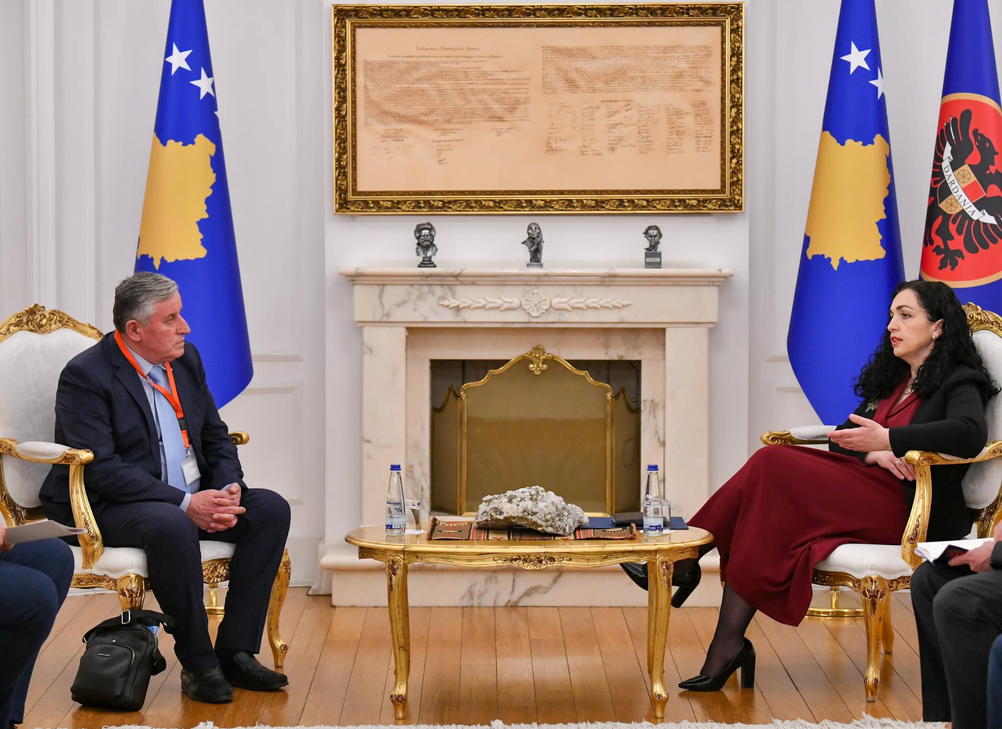 Osmani takohet me përfaqësues të institucioneve për zbardhjen e fatit të të zhdukurve