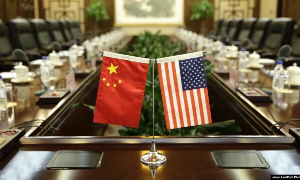 Shpërthen lufta tregtare ShBA – Kinë: Hyjnë në fuqi taksat amerikane, hakmerret Pekini