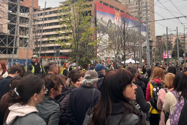 ​Studentët protestues në Serbi përdorin narrativin shtetëror për bombardimet e NATO-s