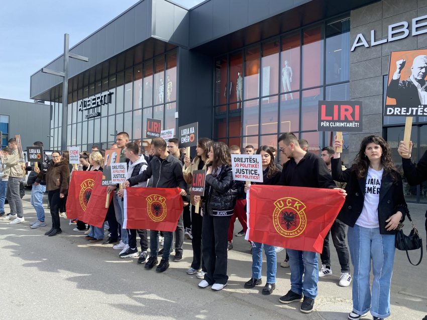 “S`kemi heronj për të sakrifikuar”, rinia e PDK-së fillon protestën te zyrat e EULEX-it në Fushë Kosovë