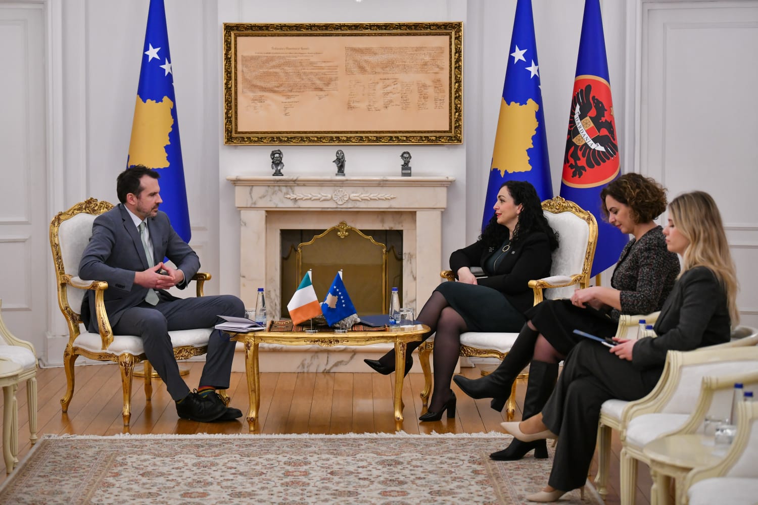Osmani pret ambasadorin irlandez: Heqja e masave, mesazh i fuqishëm për Kosovën për të kontribuar tutje në vizionin e përbashkët të BE’së