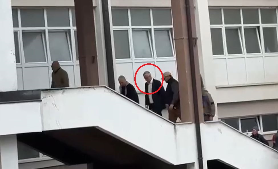 “Thaçi përcillet me brohoritje “UÇK”, teksa hyn në QKUK për të vizituar babain e sëmurë/ VIDEO