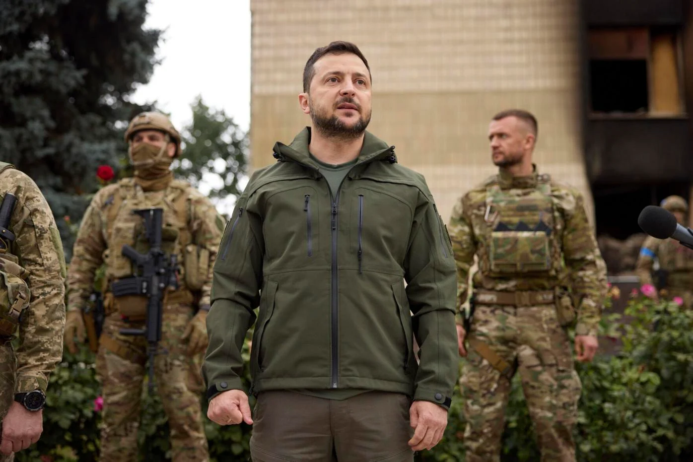 “Kostumin e vesh kur të përfundojë lufta” – si po e pasqyron Zelensky, luftën dhe realitetin në Ukrainë përmes veshjeve