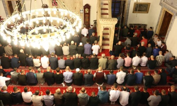 Besimtarët muslimanë festojnë sot Fitër Bajramin