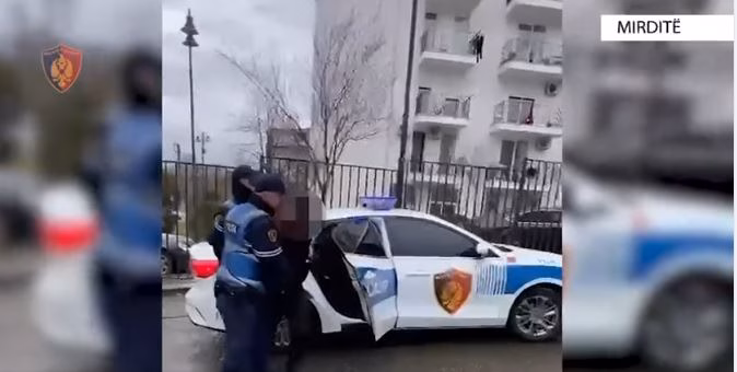 Mirëditë, kapet në flagrancë 15-vjeçari që po transportonte armë (VIDEO)