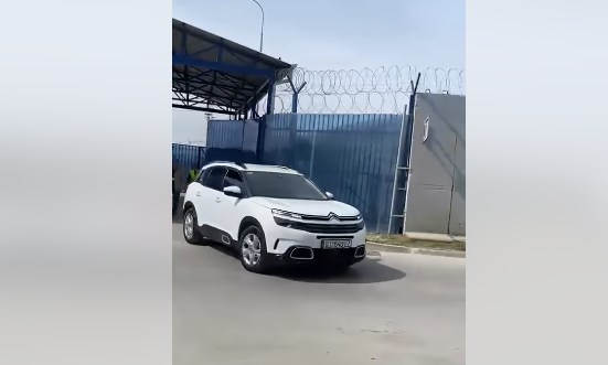 Bashkëshortja e Thaçit përfundon vizitën te ai, të pranishmit brohorisin “Thaçi, Thaçi”
