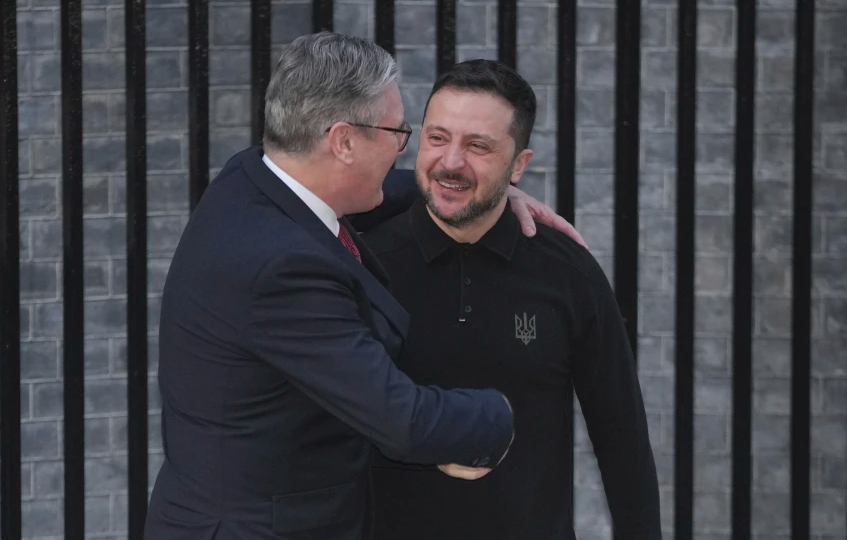 Zelensky arrin në Londër, kryeministri britanik e pret me përqafime
