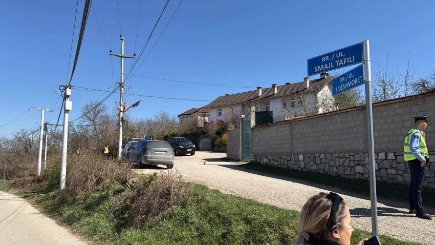 Hashim Thaçi arrin tek shtëpia e tij në Burojë për të qëndruar me familjen e ngushtë