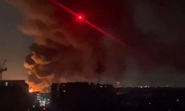 Aeroporti më i madh në Britani mbyllet pasi zjarri shkaktoi ndërprerje të energjisë, anulohen shumë fluturime
