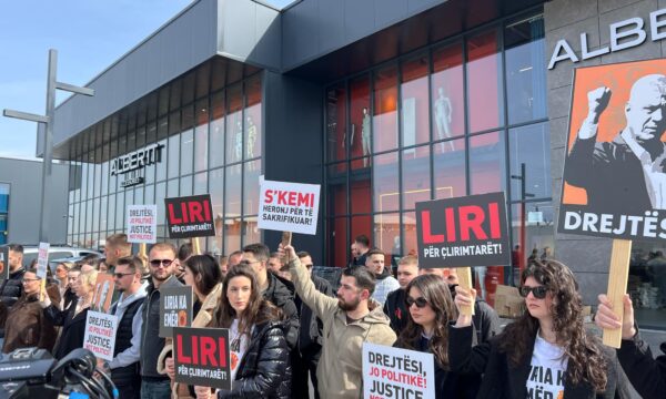 Protestë paqësore para EULEX-it ku po mbahet Hashim Thaçi: Drejtësi, jo politikë