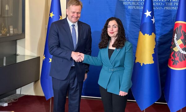 Emisari i BE’së për dialogun me Serbinë për herë të parë në Kosovë, pritet nga Osmani