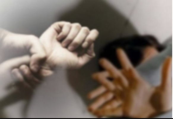 “Babait shuplaka, kurse nënën e tërhoqi zvarrë dyshemesë”, i riu përfundon në pranga