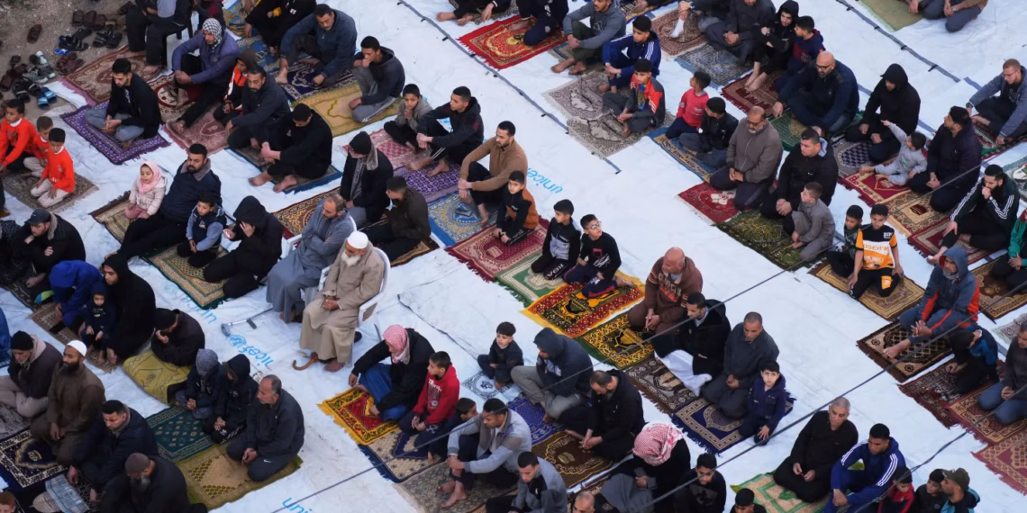 11 vende të botës islame festojnë Bajramin të dielën, 15 të tjera të hënën