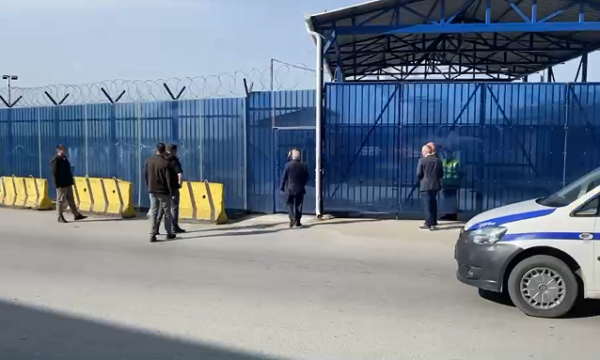 Hashim Thaçi e kaloi natën në hapësirat e EULEX’it në Fushë Kosovë, pamje kur vëllezërit i shkojnë për vizitë