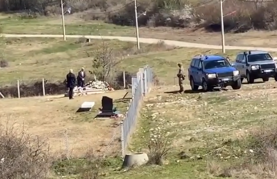 Hashim Thaçi sillet nga Haga në Kosovë, arrin te varri i babait në Burojë