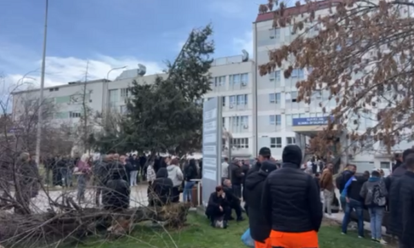 Qytetarët mblidhen jashtë QKUK-së ku Thaçi po qëndron te babai i tij i sëmurë