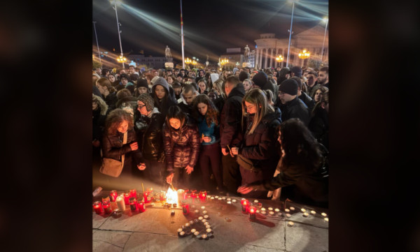 ​Protestë në Shkup, qindra qytetarë ndezën qirinjë për tragjedinë në Koçan